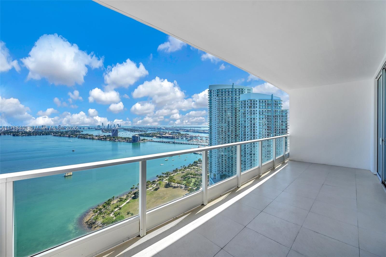 PARAMOUNT BAY - Residential