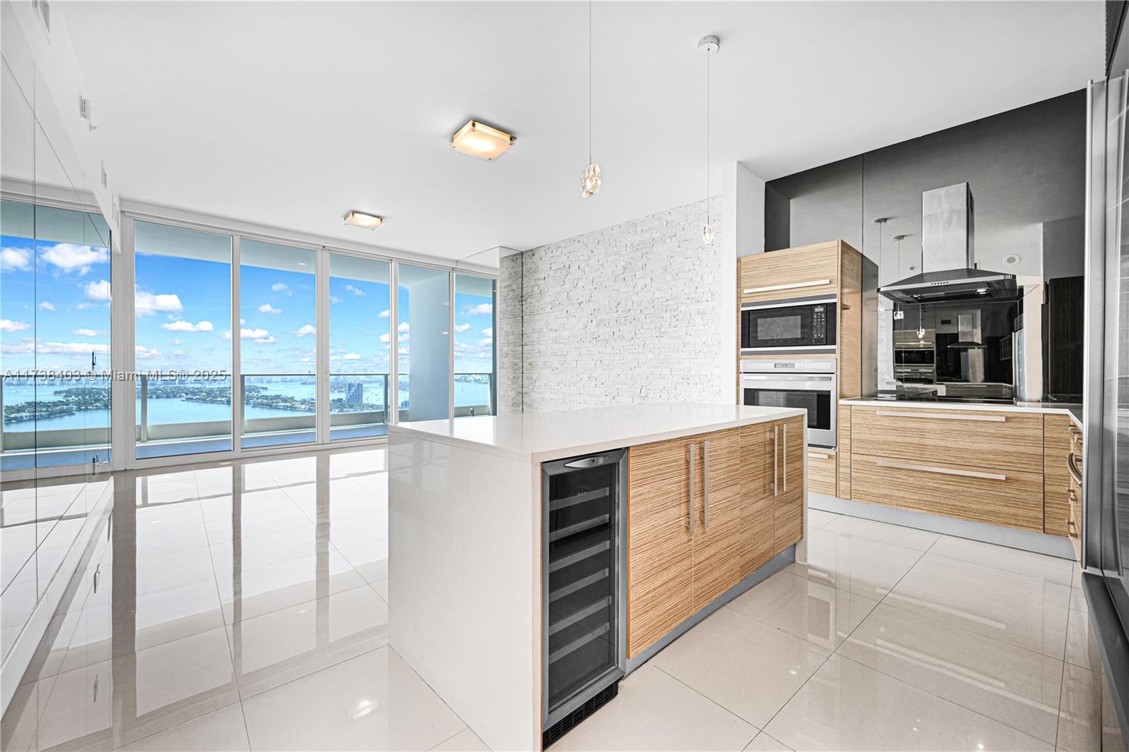 PARAMOUNT BAY - Residential