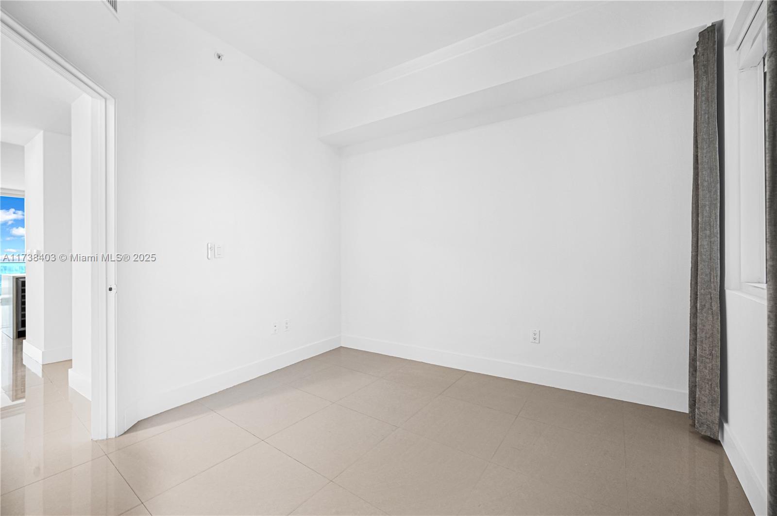 PARAMOUNT BAY - Residential
