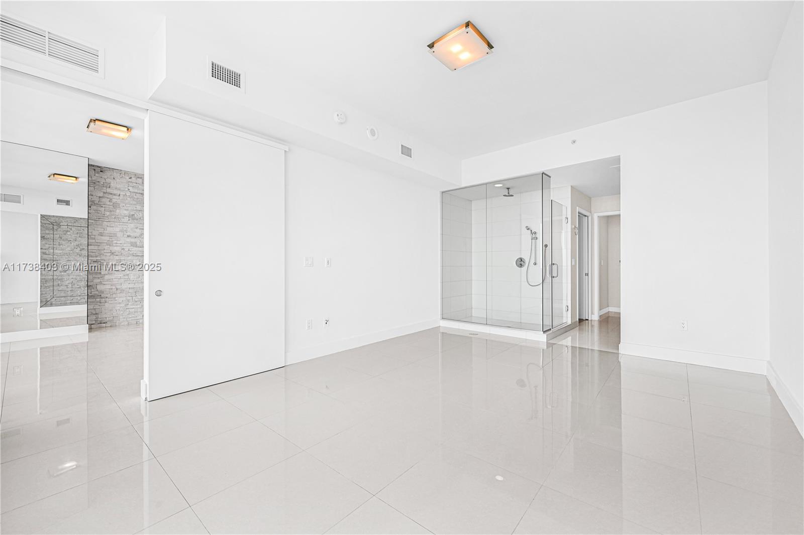 PARAMOUNT BAY - Residential