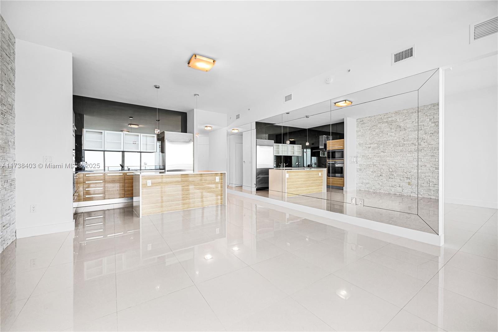 PARAMOUNT BAY - Residential
