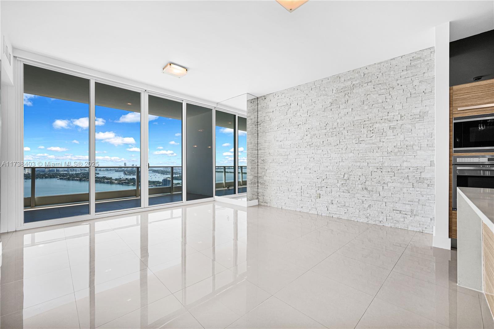 PARAMOUNT BAY - Residential