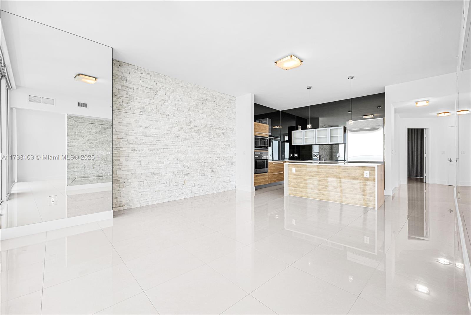 PARAMOUNT BAY - Residential