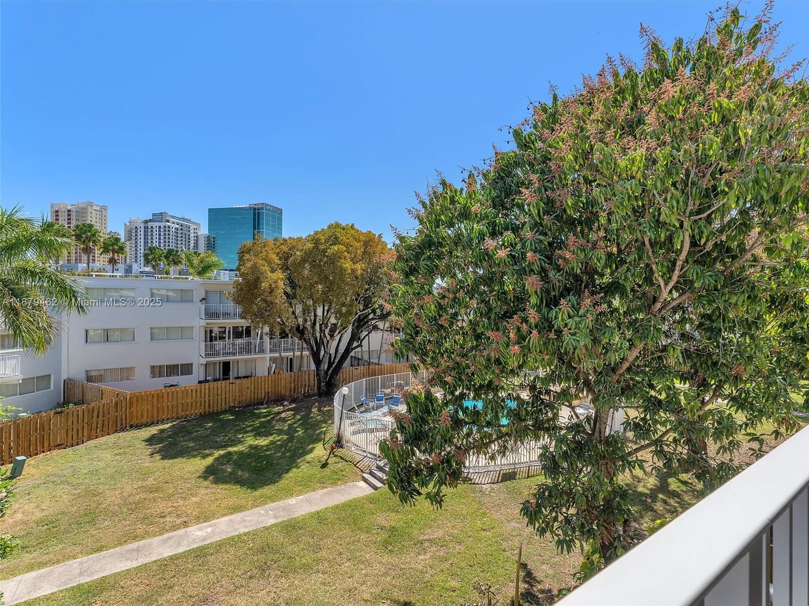 PARADISE AT DADELAND COND - Residential