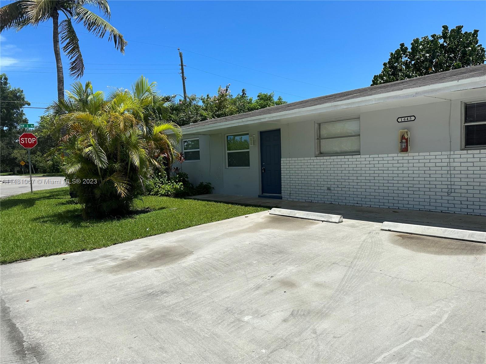 Welcome home to this renovated 3/2 in a the wonderful South Middle River neighborhood. easy access and fast
approval process.