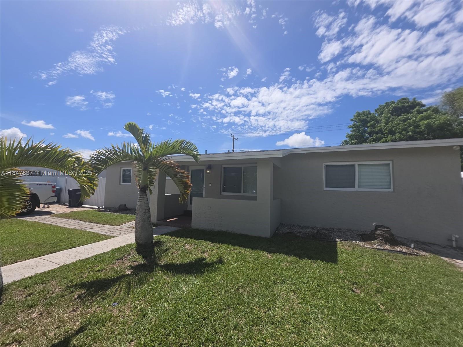 GREAT LOCATION!! 3 BEDROOMS 1 BATHROOM WITH A HUGE PATIO PERFECT FOR ENTERTAINING ALSO SPACE FOR A BOAT OR RV. IMPACT WINDOWS AND FRENCH DOORS. EXCELLENT SCHOOLS. FAST APPROVAL
WON'T LAST..