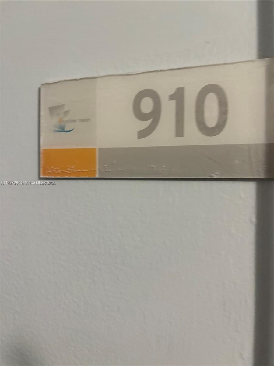 Beautiful 2/2 unit in North Miami, close to shops, restaurants and Universities.
Lots of natural light comes into the unit.