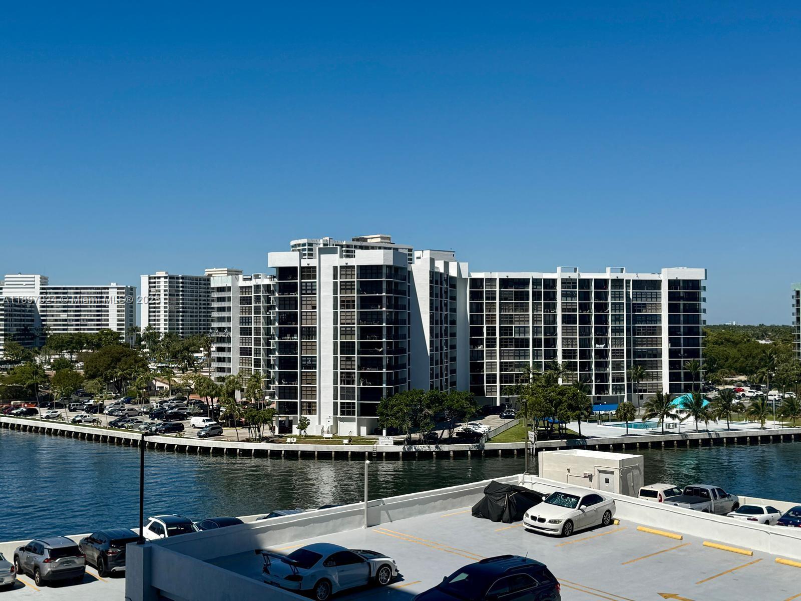 HALLMARK OF HOLLYWOOD CON - Residential