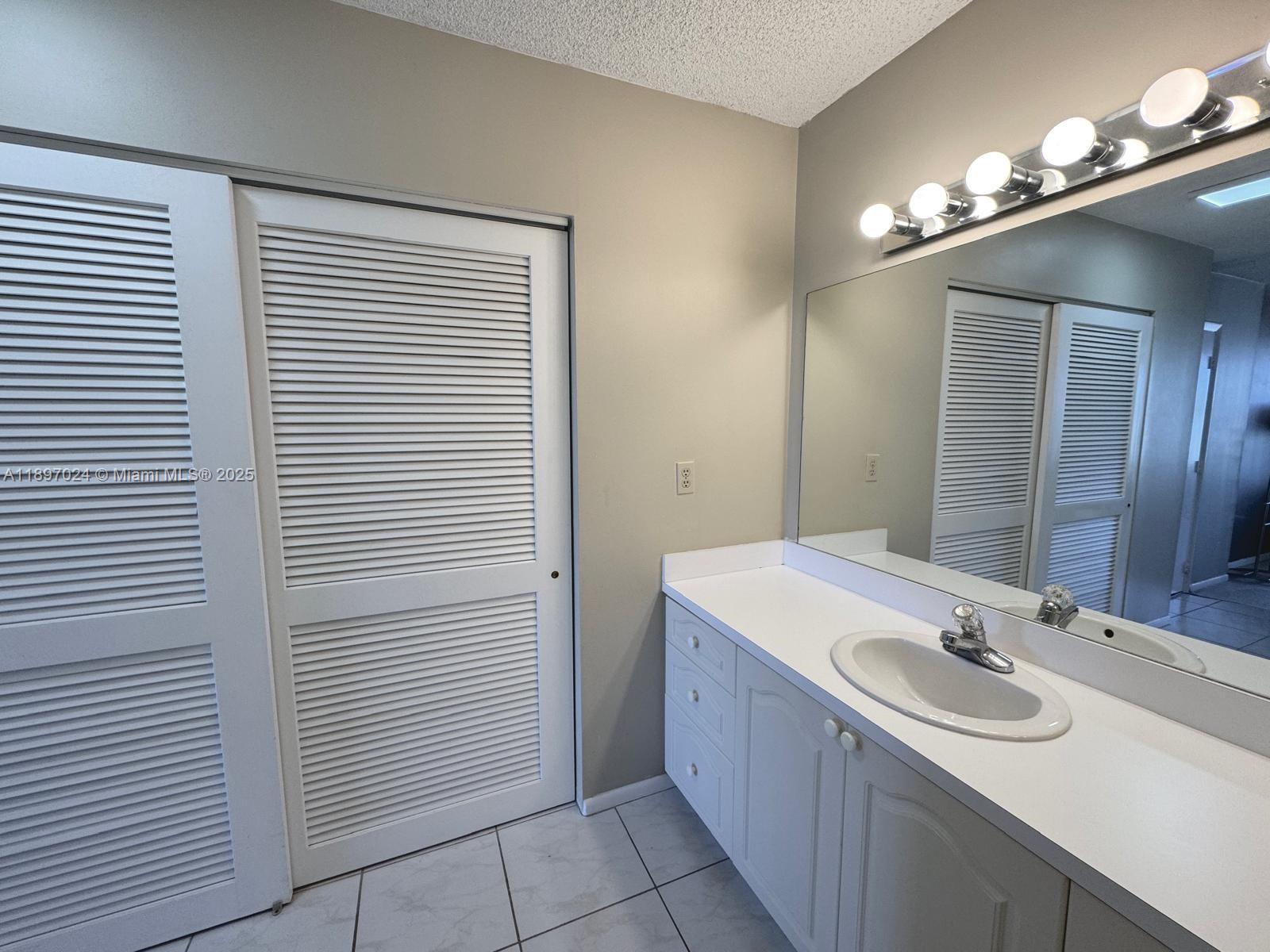 HALLMARK OF HOLLYWOOD CON - Residential