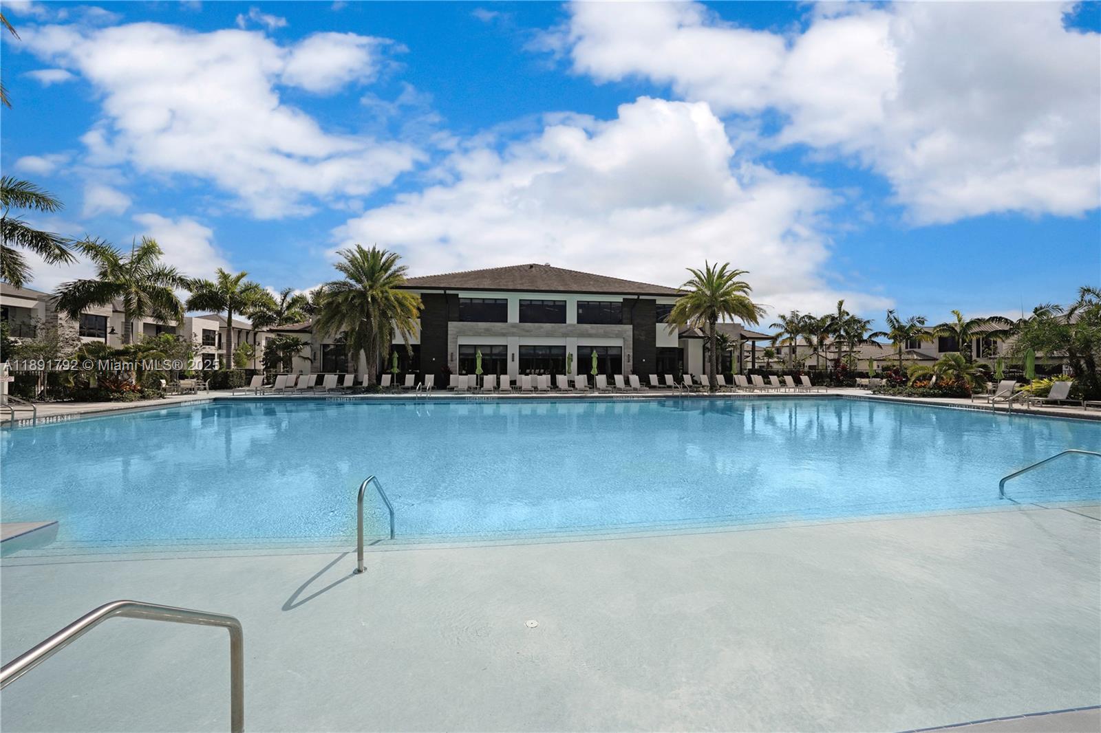 DOWNTOWN DORAL SOUTH PHAS - Residential