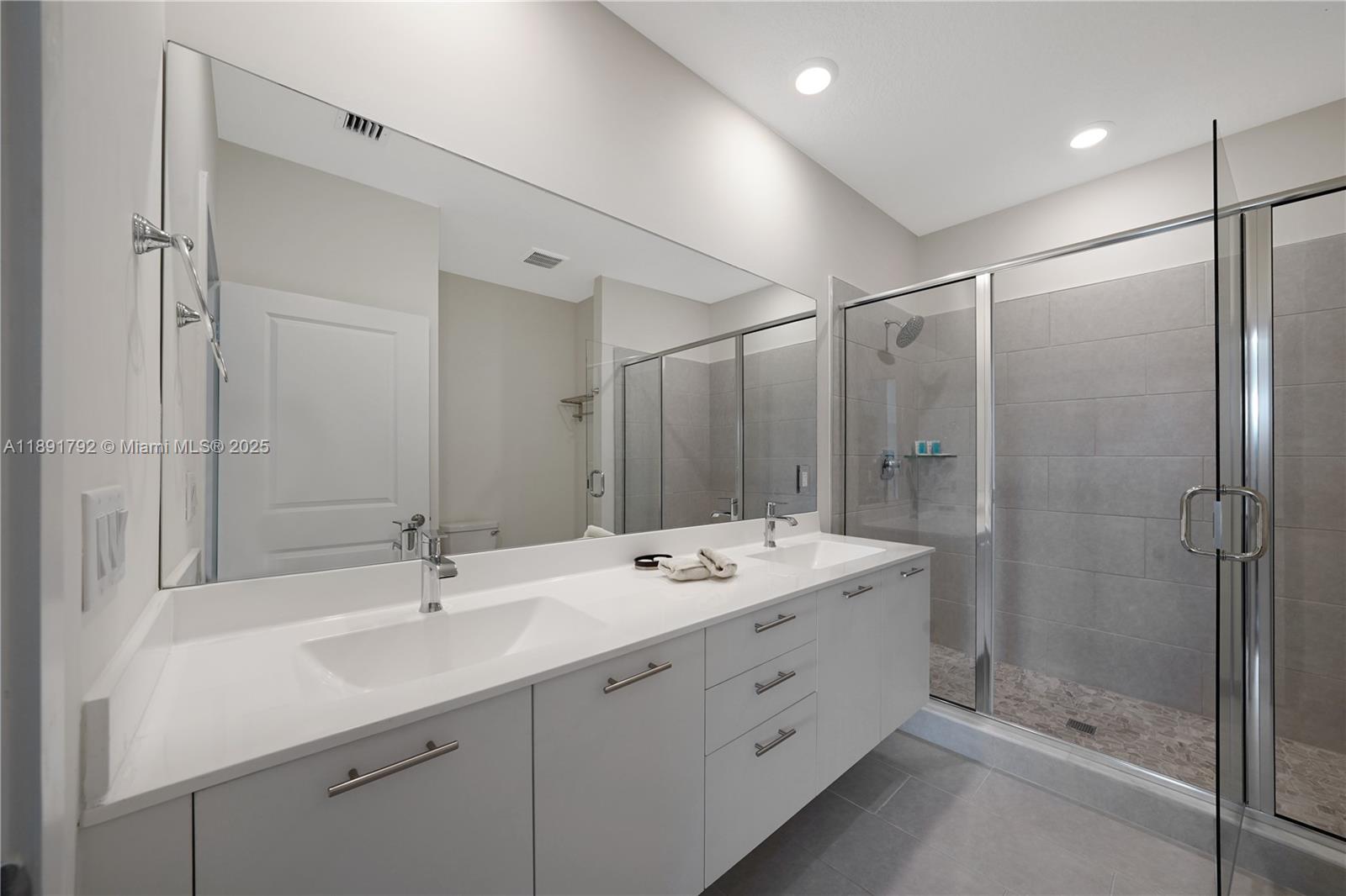 DOWNTOWN DORAL SOUTH PHAS - Residential