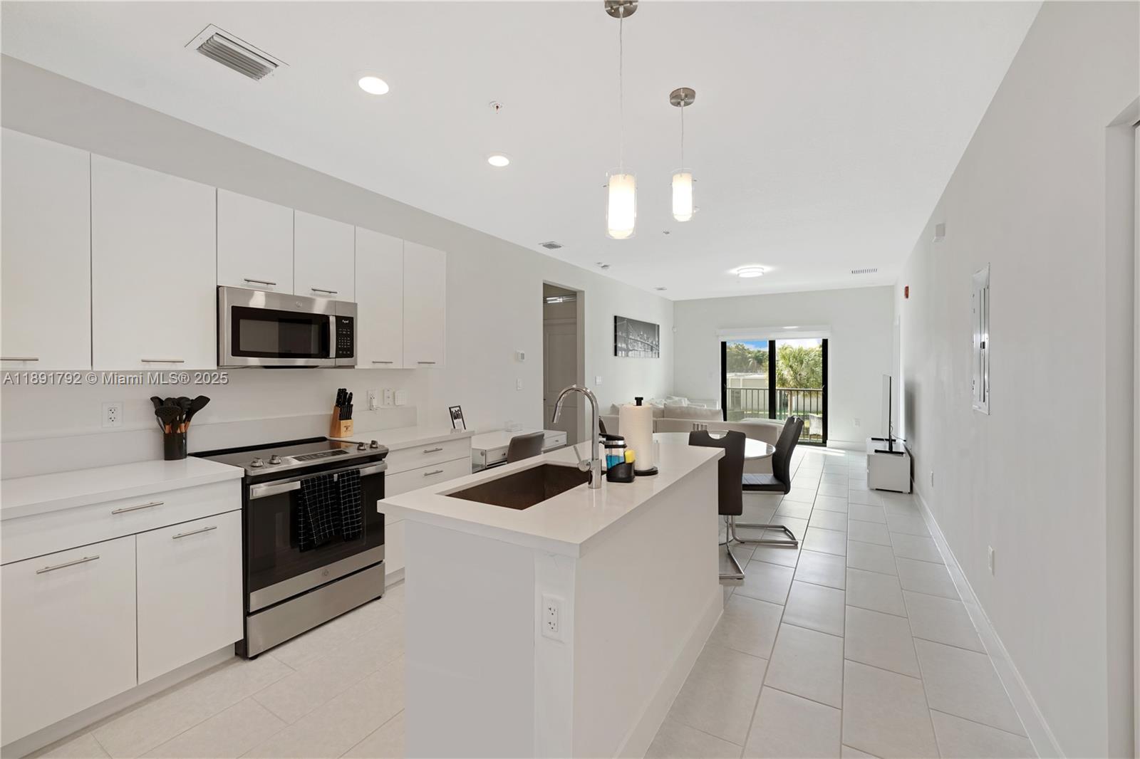DOWNTOWN DORAL SOUTH PHAS - Residential