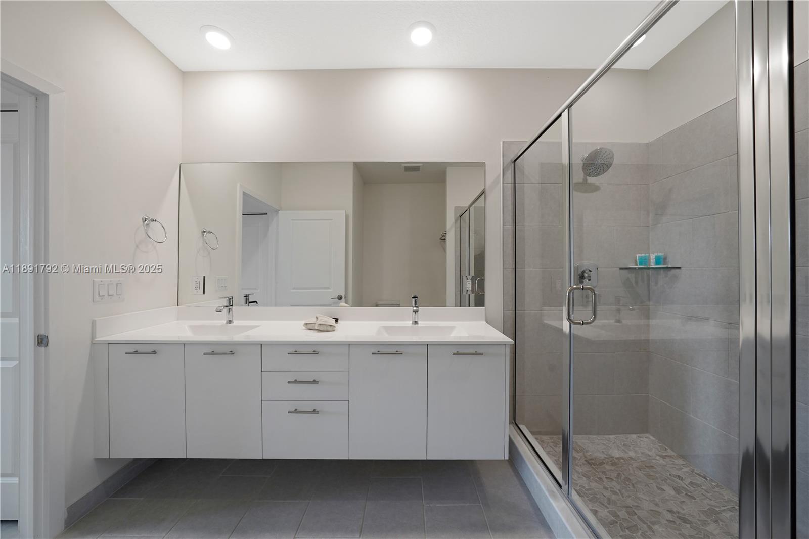 DOWNTOWN DORAL SOUTH PHAS - Residential