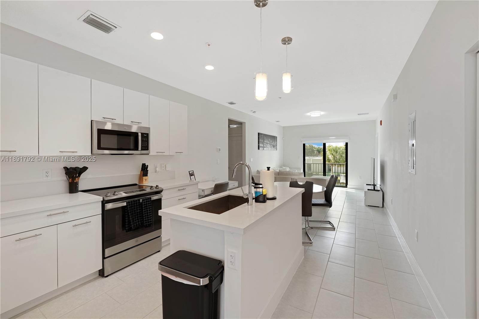DOWNTOWN DORAL SOUTH PHAS - Residential