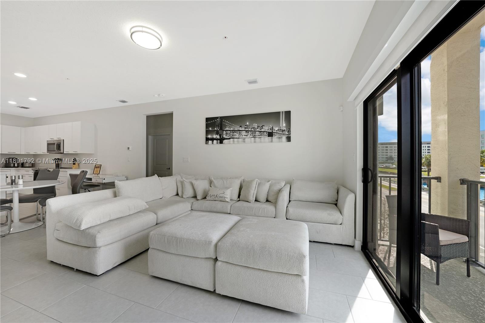 DOWNTOWN DORAL SOUTH PHAS - Residential