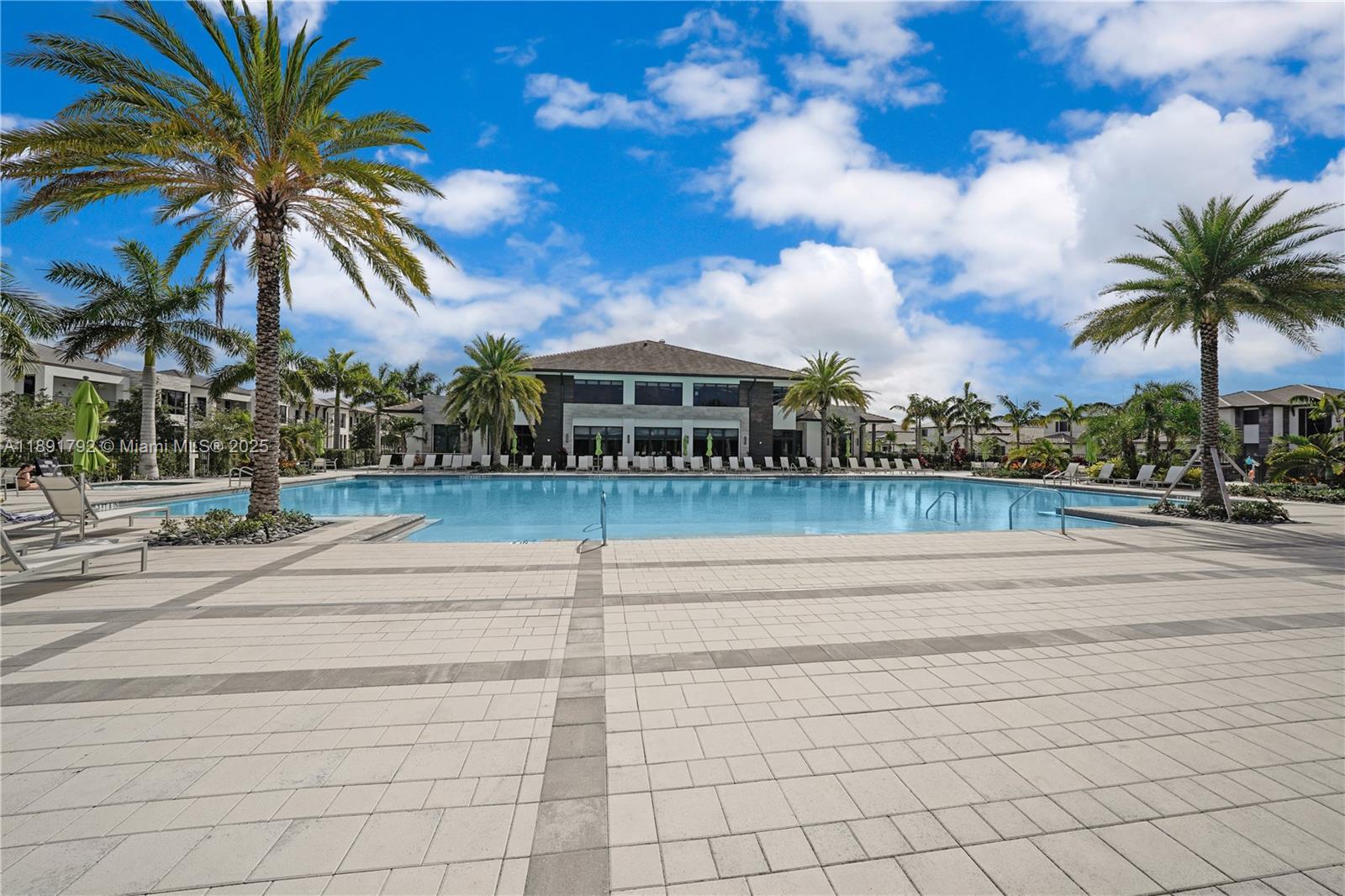 DOWNTOWN DORAL SOUTH PHAS - Residential