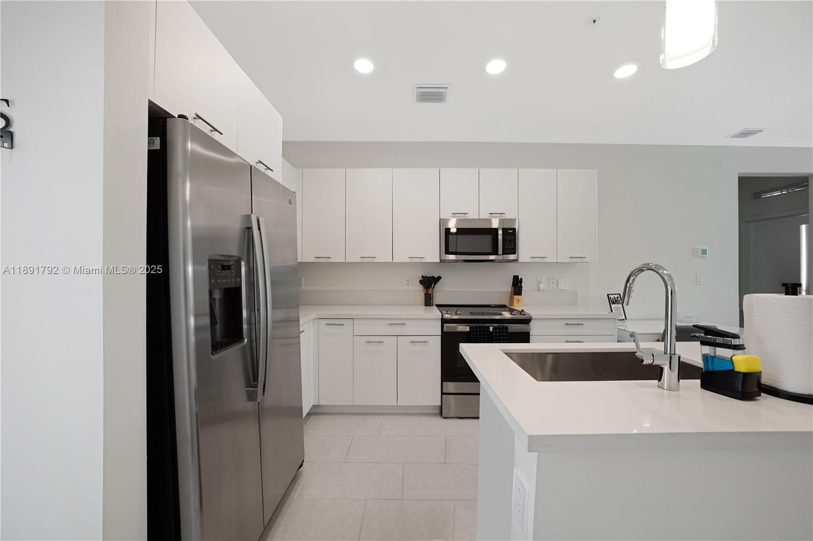 DOWNTOWN DORAL SOUTH PHAS - Residential