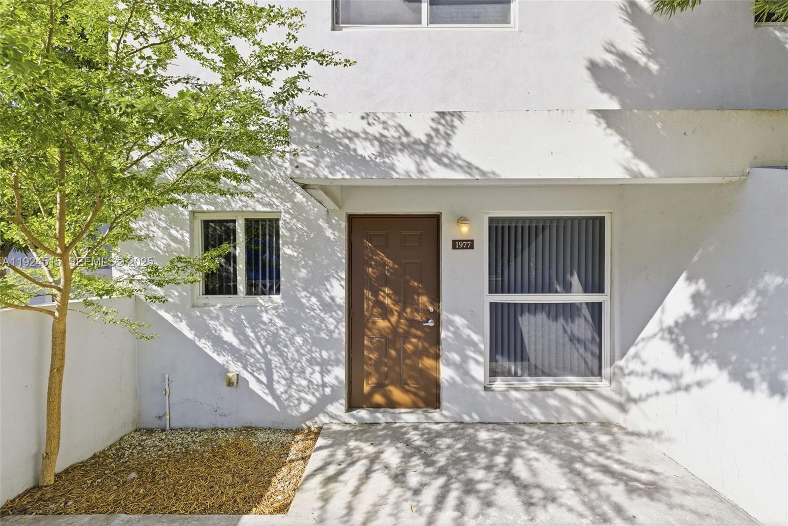 TOWN PARK PLAZA NORTH CON - Residential Lease