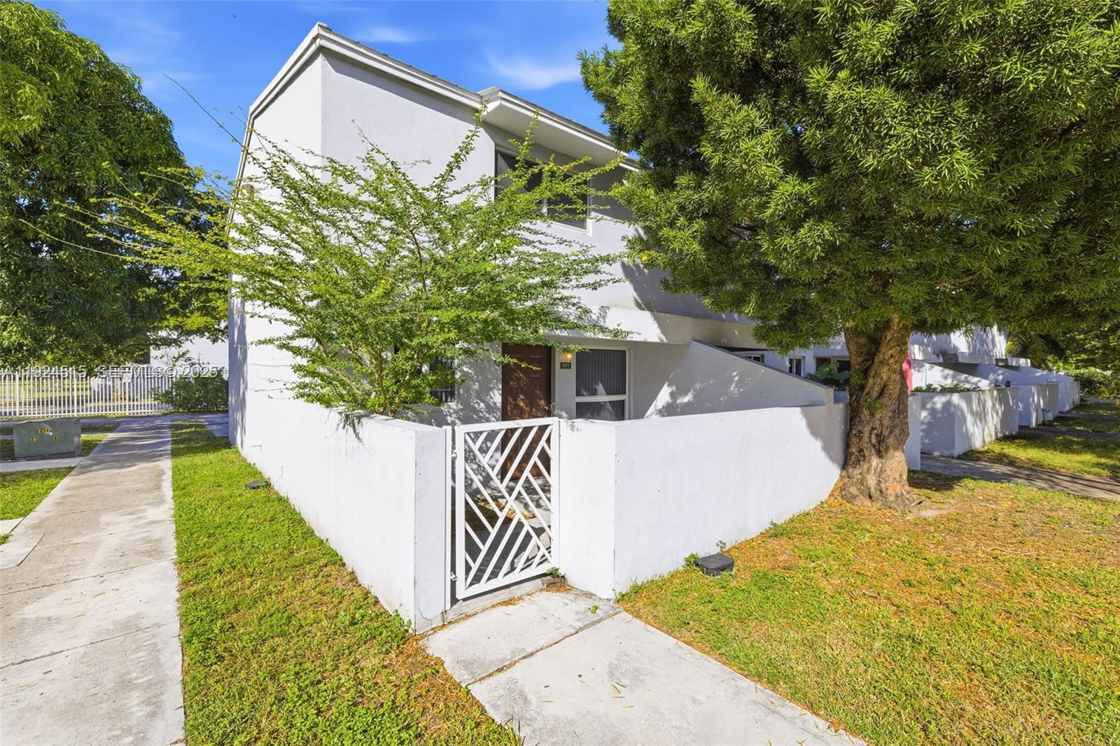 TOWN PARK PLAZA NORTH CON - Residential Lease