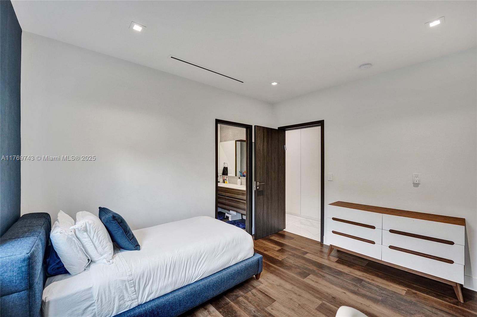 COUNTY SQUIRE ESTATES SEC - Residential Lease