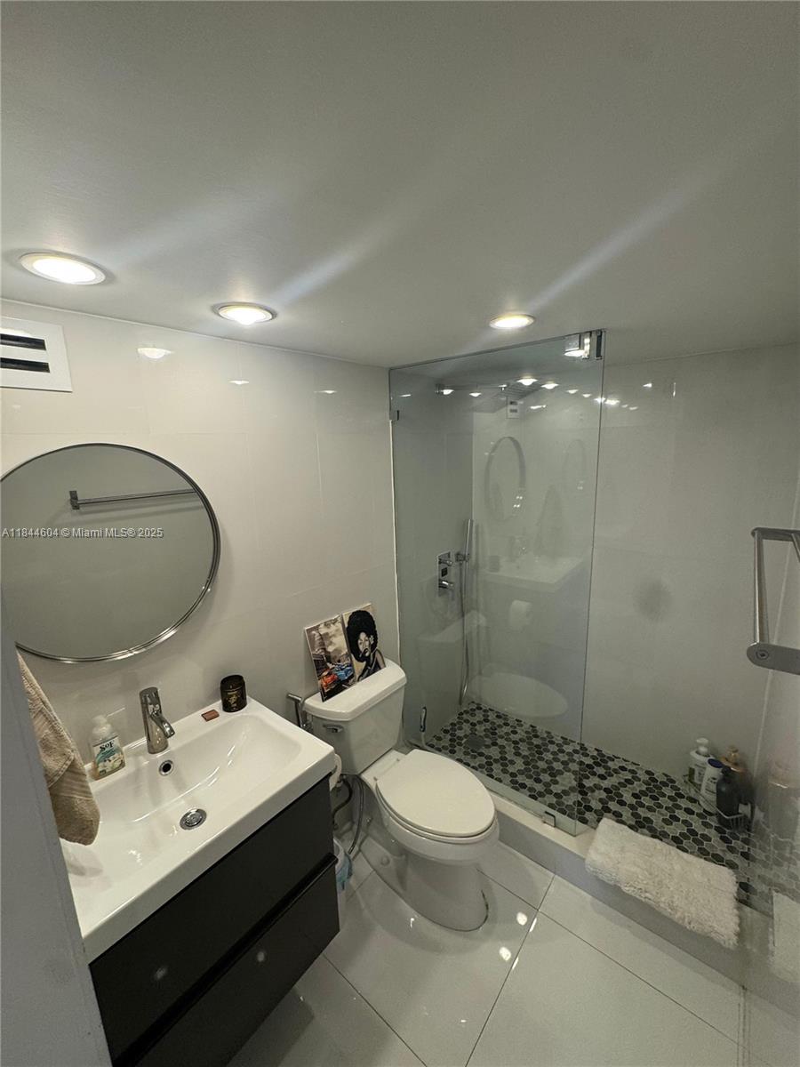 BAYVIEW TOWERS CONDO SOUT - Residential