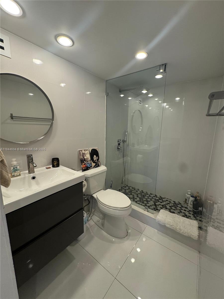 BAYVIEW TOWERS CONDO SOUT - Residential