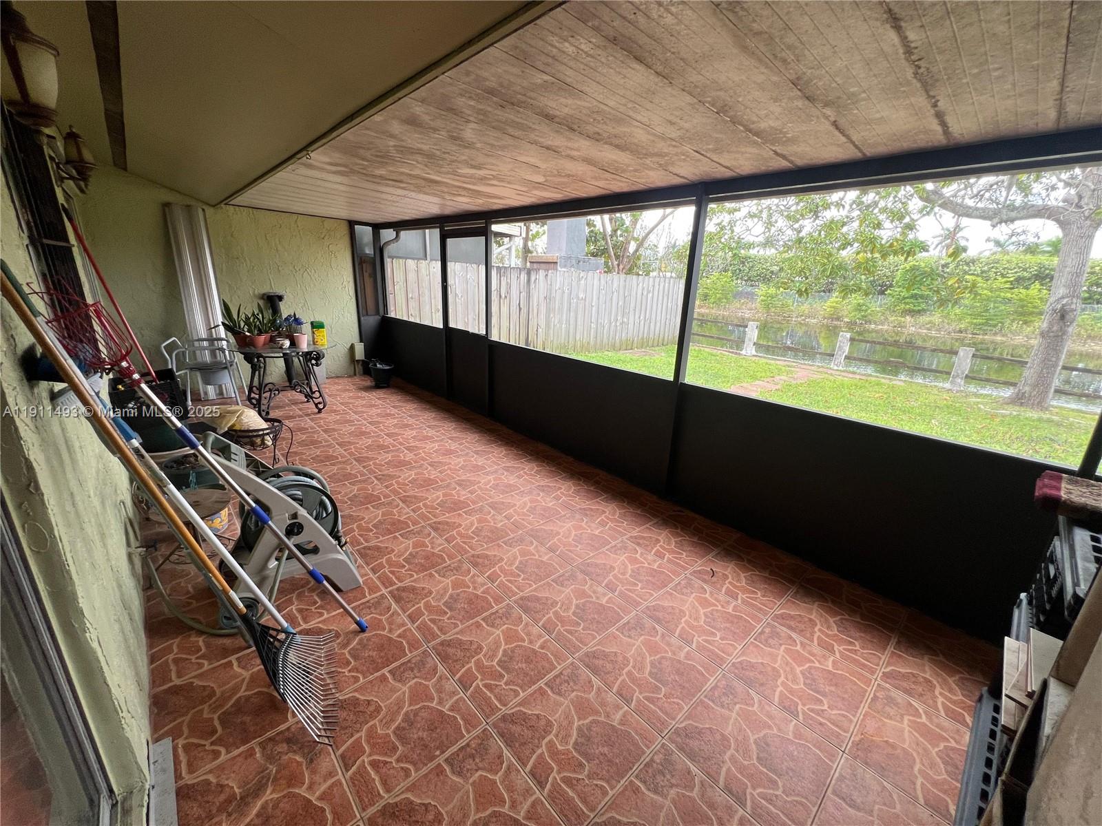 COUNTRY CLUB VILLAS TH CO - Residential