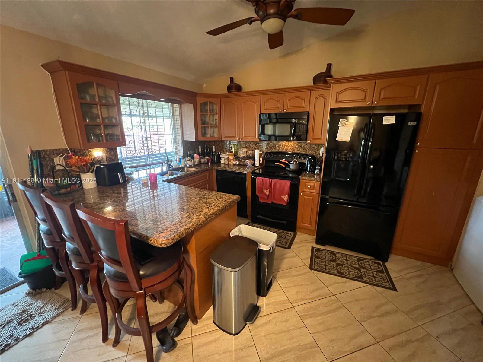 COUNTRY CLUB VILLAS TH CO - Residential