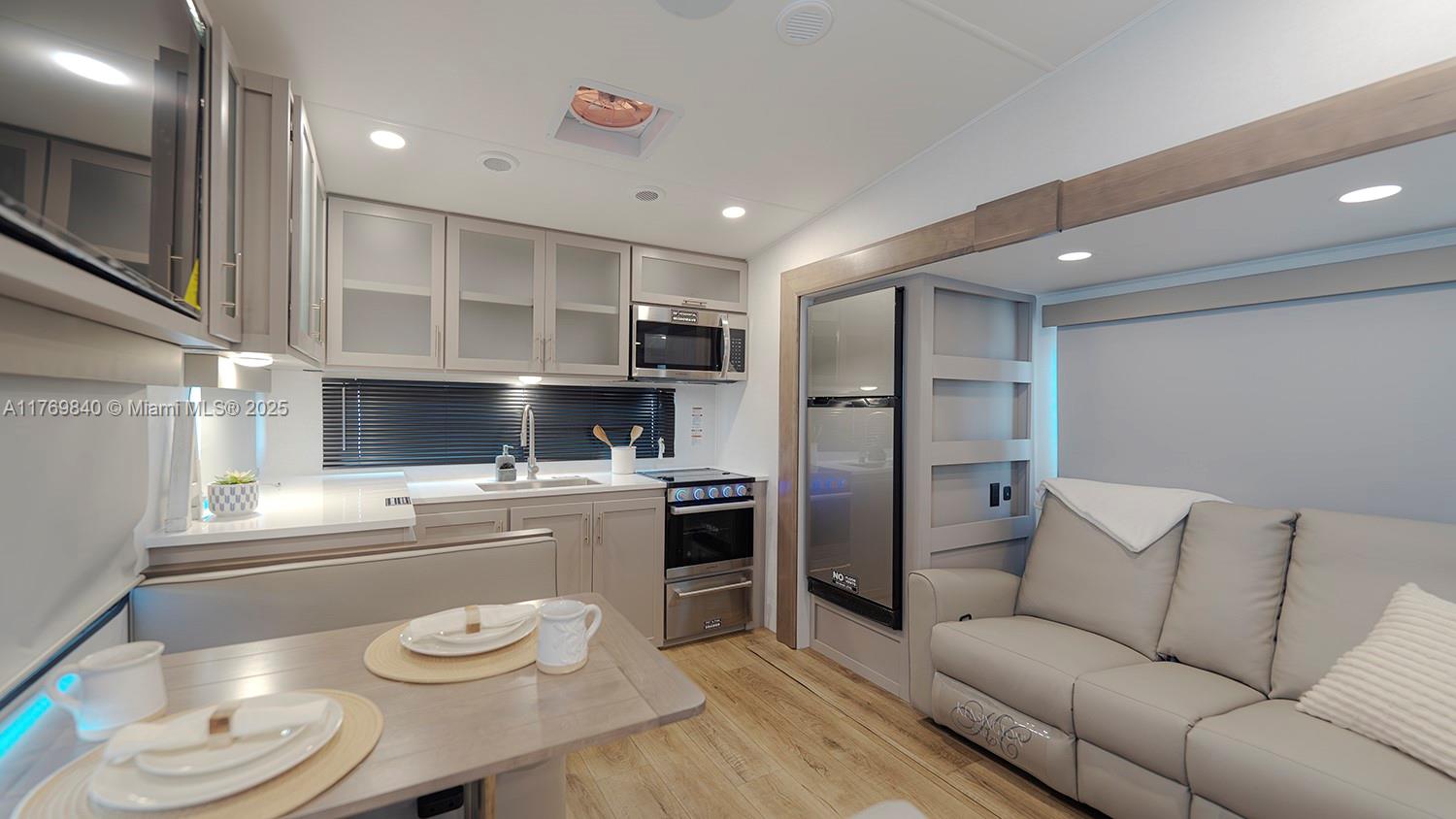 HOLLYWOOD BEACH HEIGHTS S - Residential