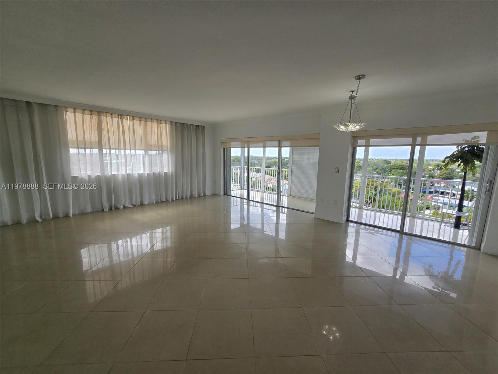 3850 Washington St 816, Hollywood, FL, 33021/$299,995 4 3850 Washington St 816