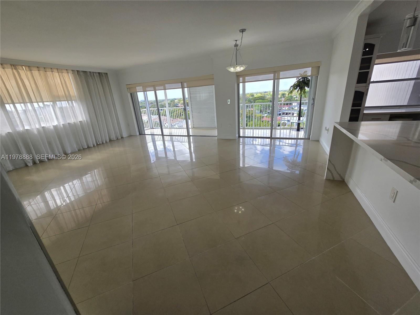 3850 Washington St 816, Hollywood, FL, 33021/$299,995 3 3850 Washington St 816