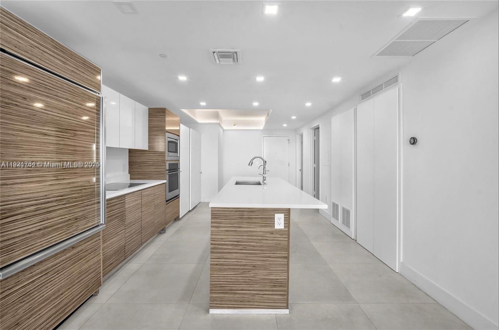 ICON BAY CONDO - Residential