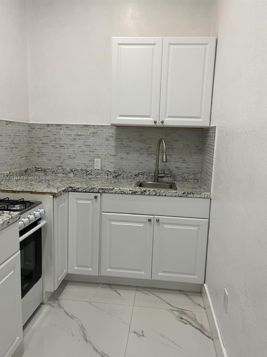 Don’t miss the opportunity to live in this excellent neighborhood! This charming unit offers comfort, style, and peace of mind, making it the perfect place to call home.
Contact the listing agent today to schedule a showing. I’m confident you’ll want to rent it on the spot!
Call me!!!