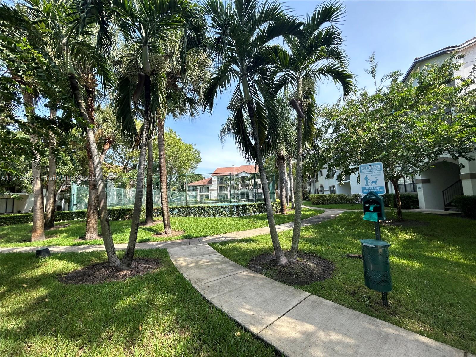 HOLLYWOOD PARC CONDOMINIU - Residential Lease