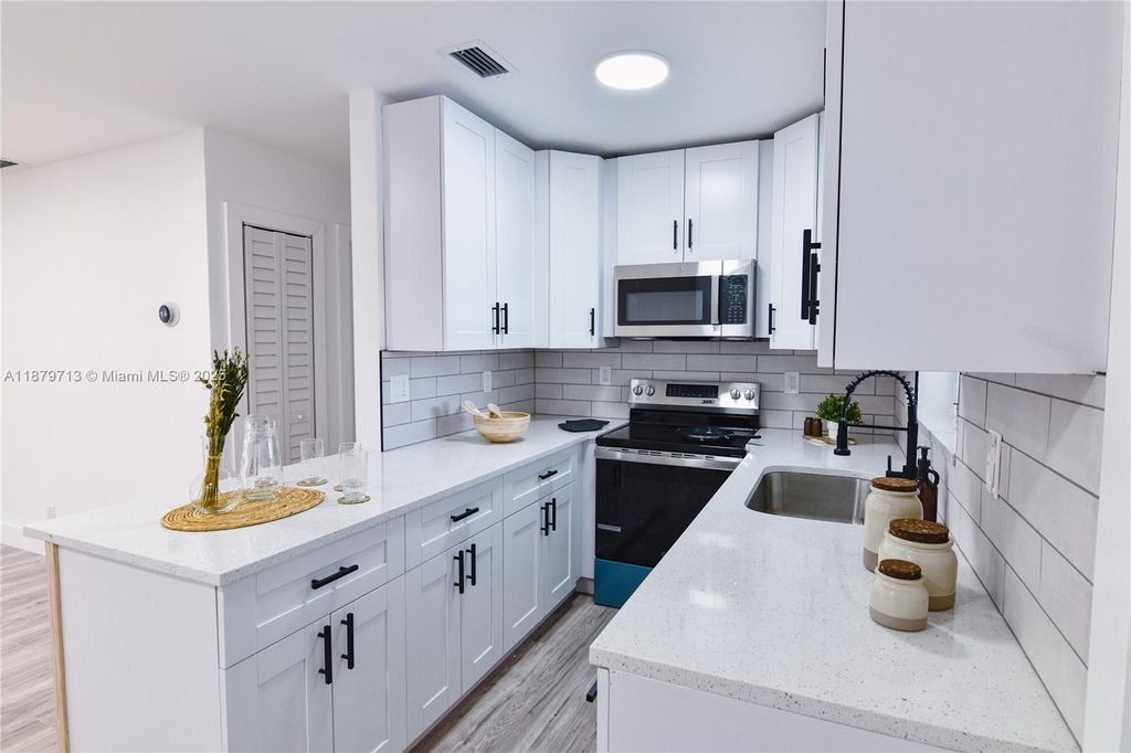 Photo of 413 SW 22nd Ter, Fort Lauderdale, FL 33312 (MLS # A11879713)