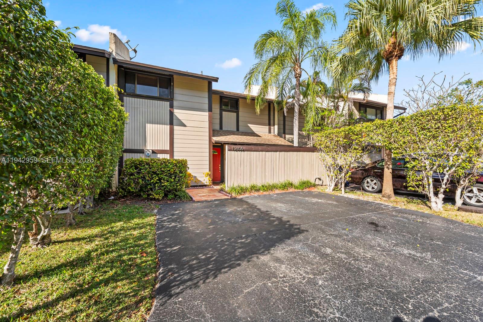 BRIAR BAY TOWNHOUSE ESTAT - Residential