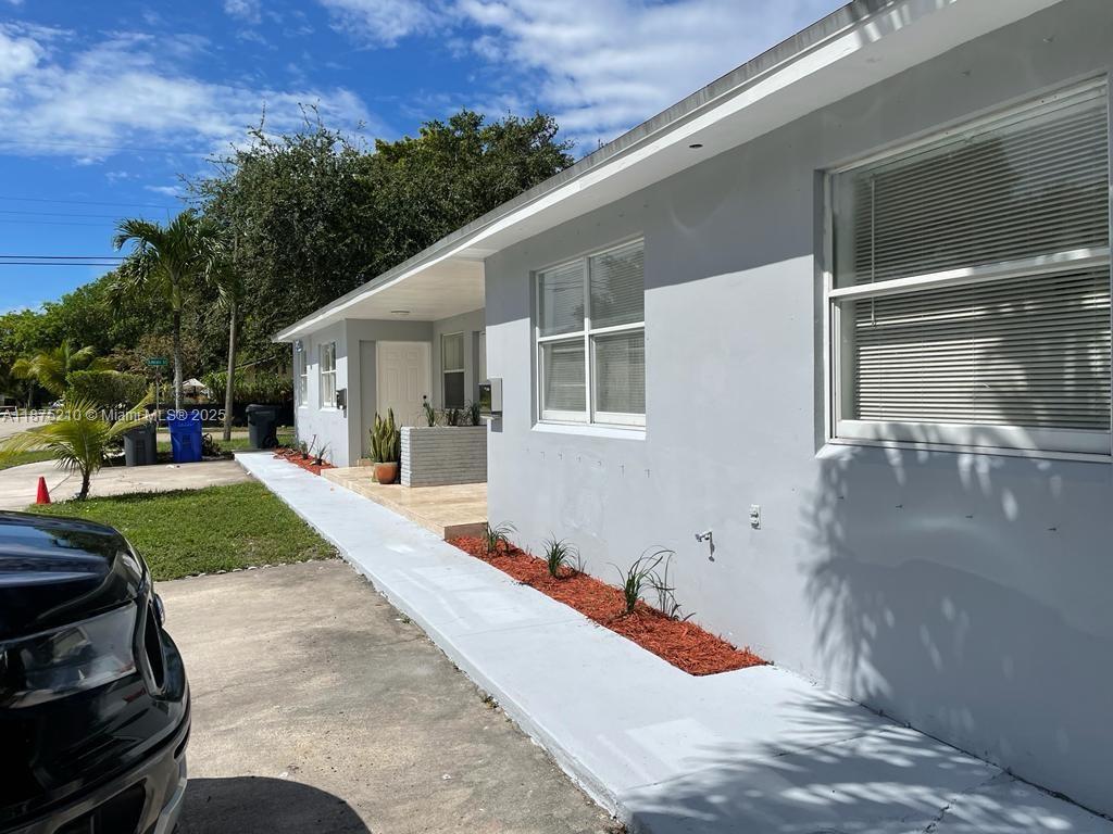 Totally remodelled 2 bedroom 2 bath duplex apartment with brand new kitchen, baths, wood laminate floors and
fresh paint. Washer and Dryer in the unit. Credit 620. Submit Credit report, Paystubs, Bank statement and rental
application. 1st and 2 security deposits required. Small pet okay; under 25 lbs with pet deposit $500.00
(refundable). 2 parking spaces. Utilities not included.