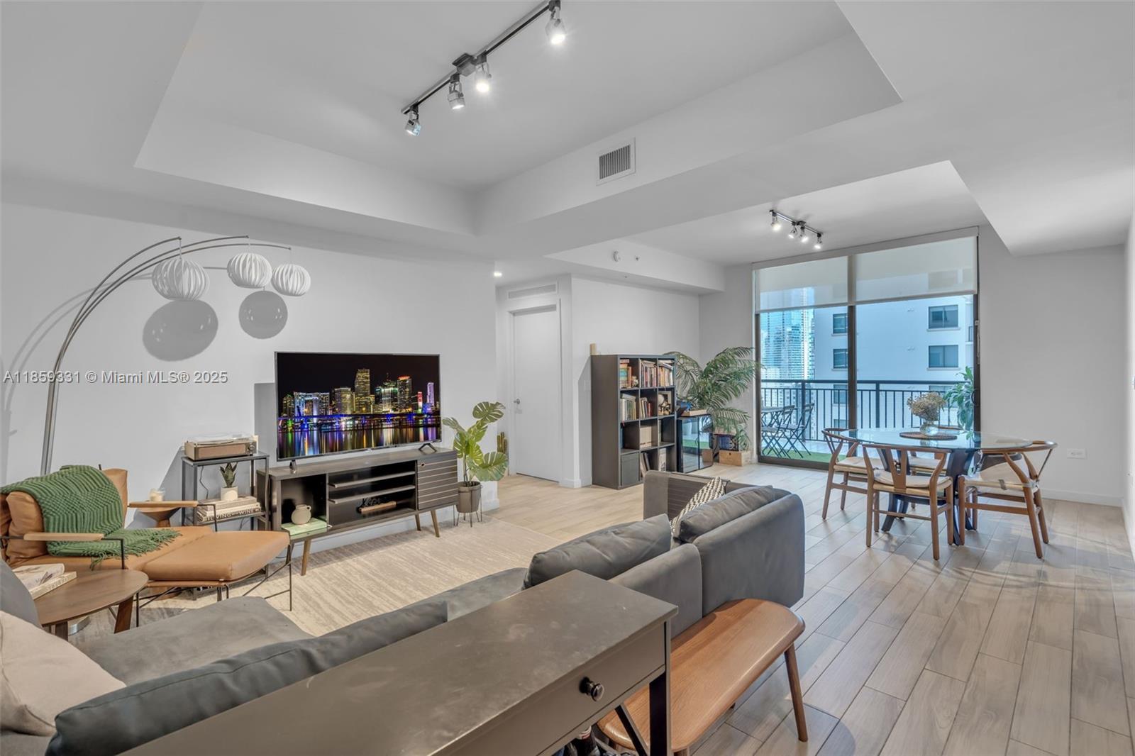 999 SW 1st Ave 2916