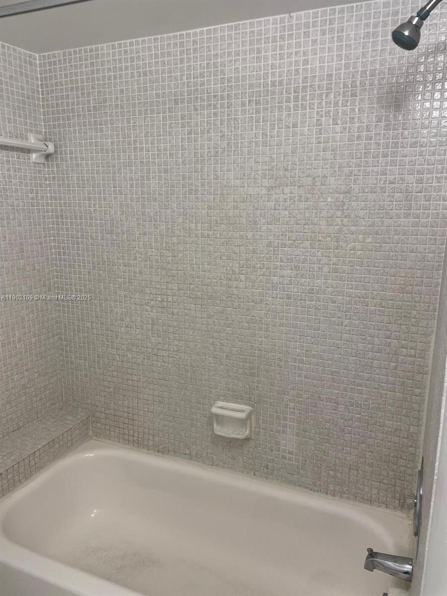 OAKLAND SHORES CONDOMINIU - Residential Lease