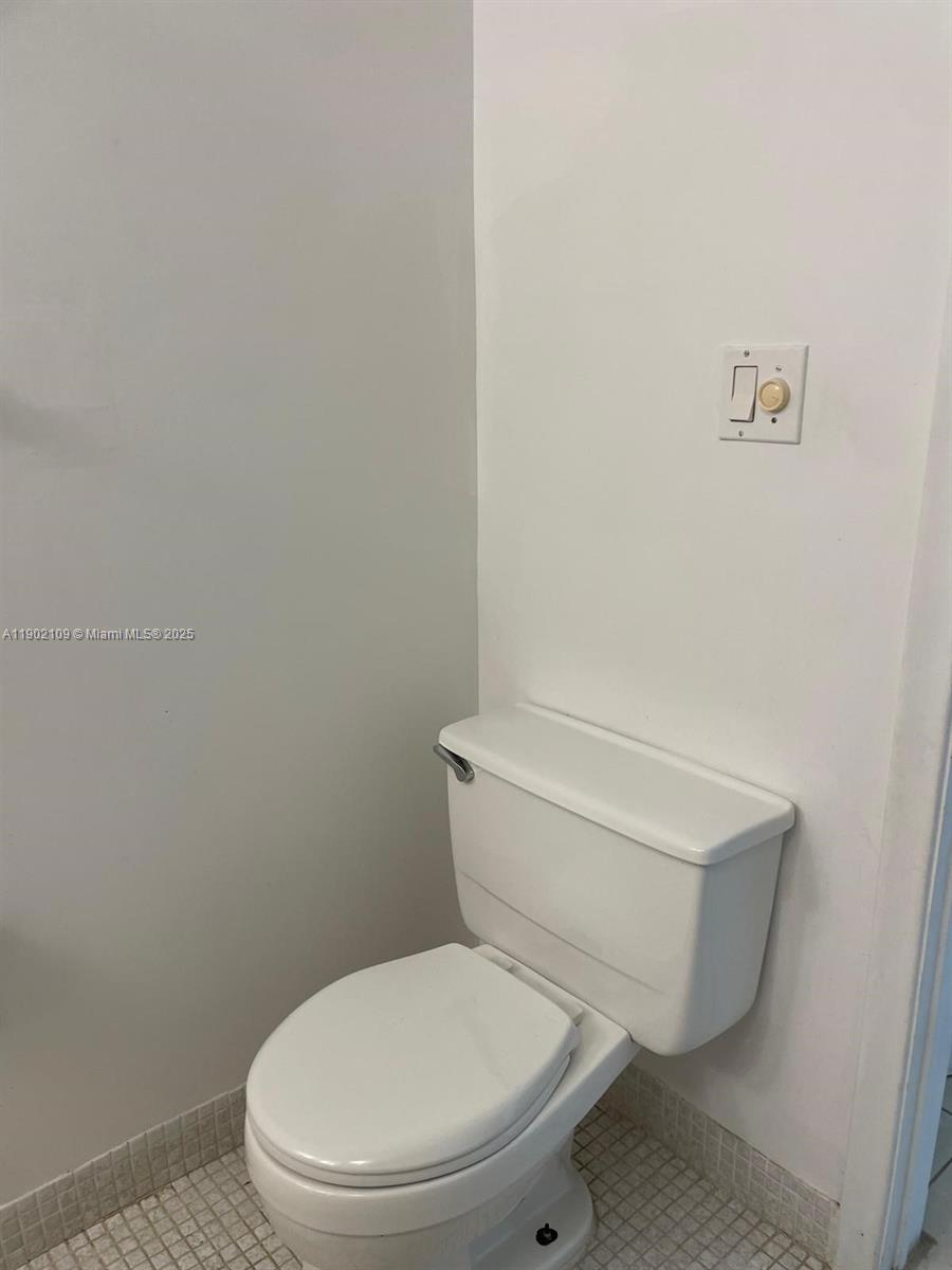 OAKLAND SHORES CONDOMINIU - Residential Lease