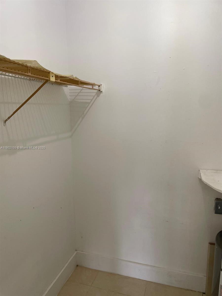 OAKLAND SHORES CONDOMINIU - Residential Lease