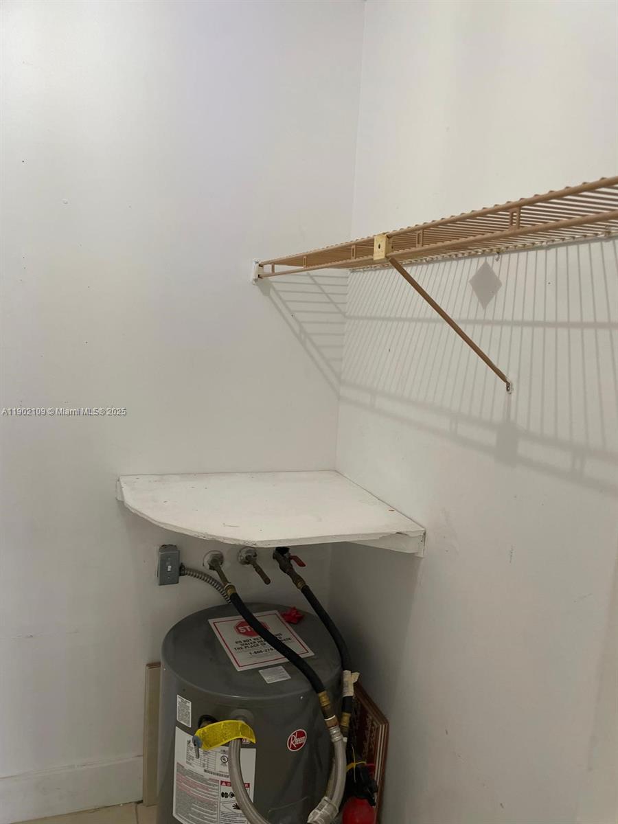 OAKLAND SHORES CONDOMINIU - Residential Lease