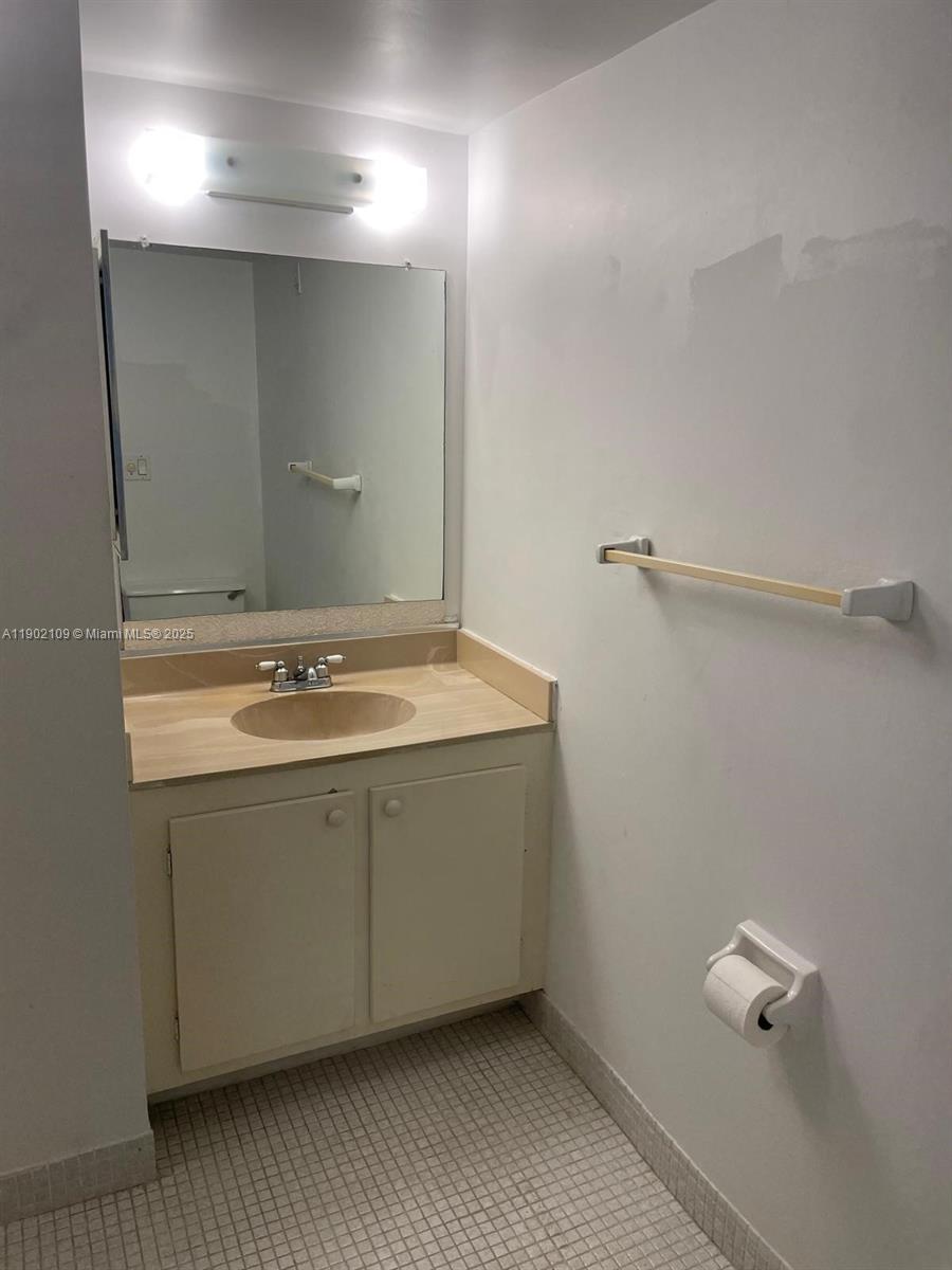 OAKLAND SHORES CONDOMINIU - Residential Lease