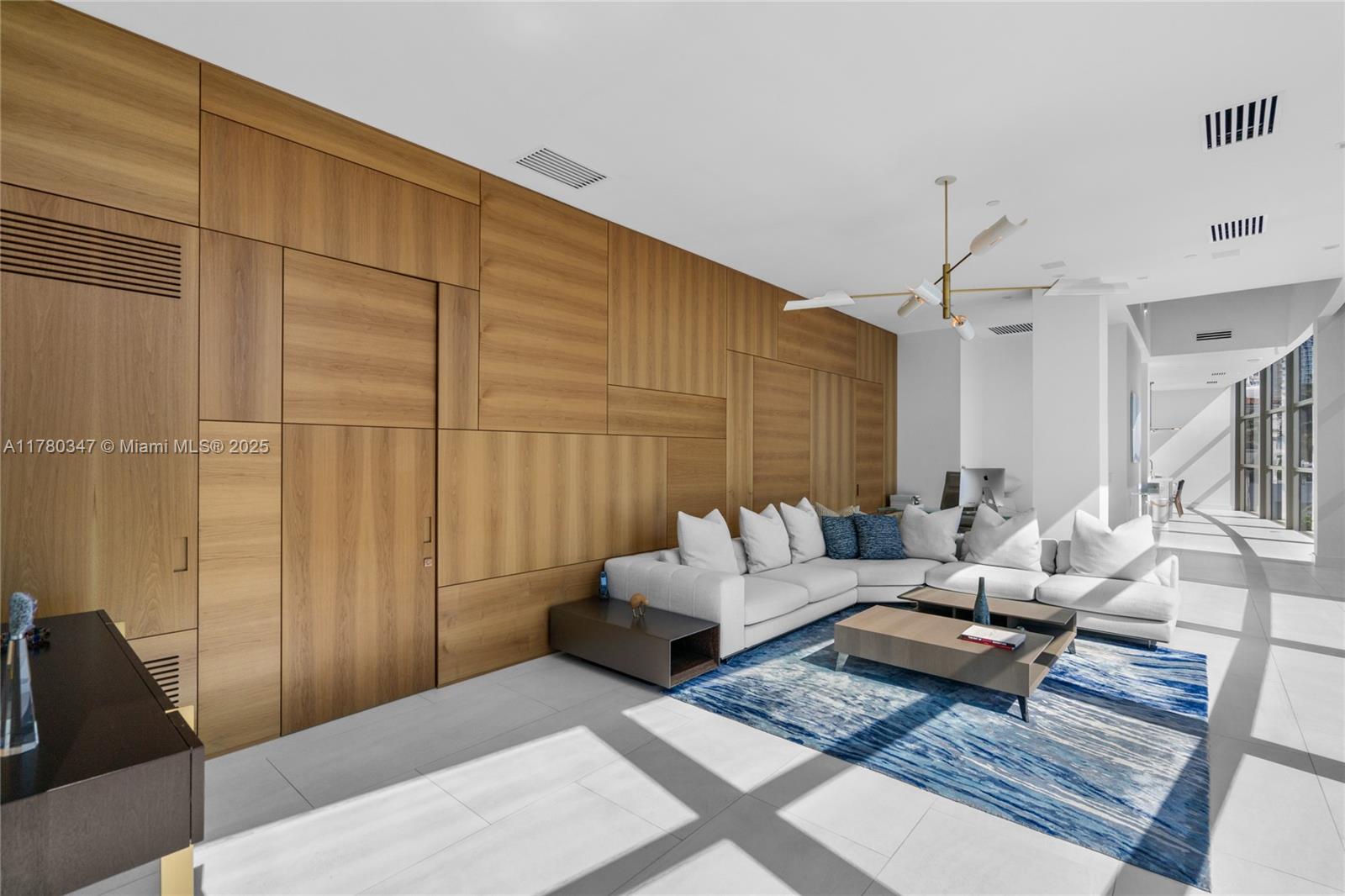 5875 Collins Ave 401