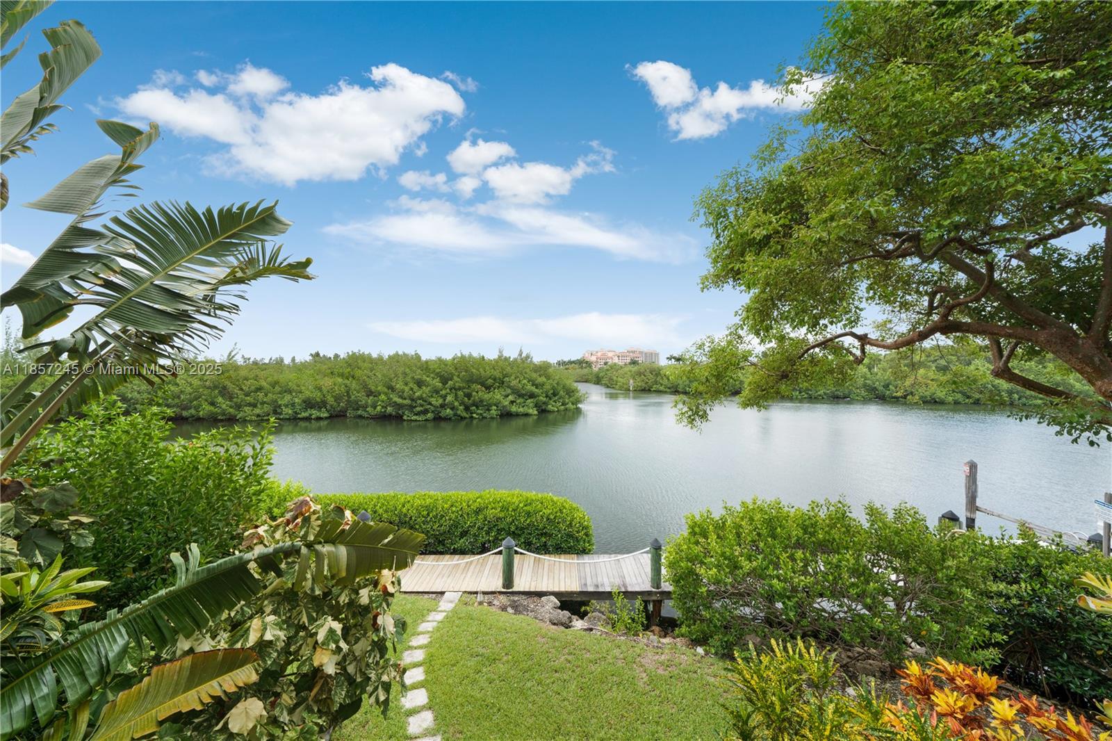 ROYAL HARBOUR YACHT CLUB - Residential Lease