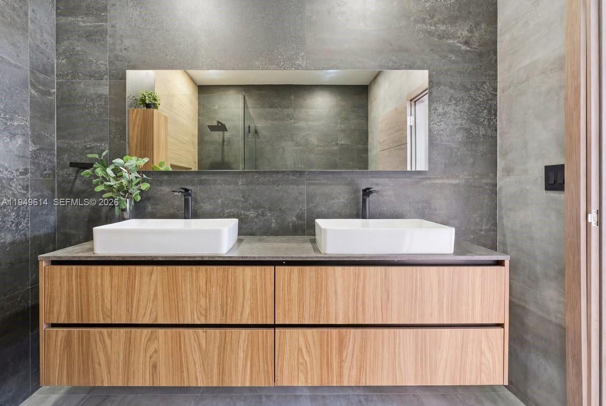 VINTAGE ESTATES - Residential