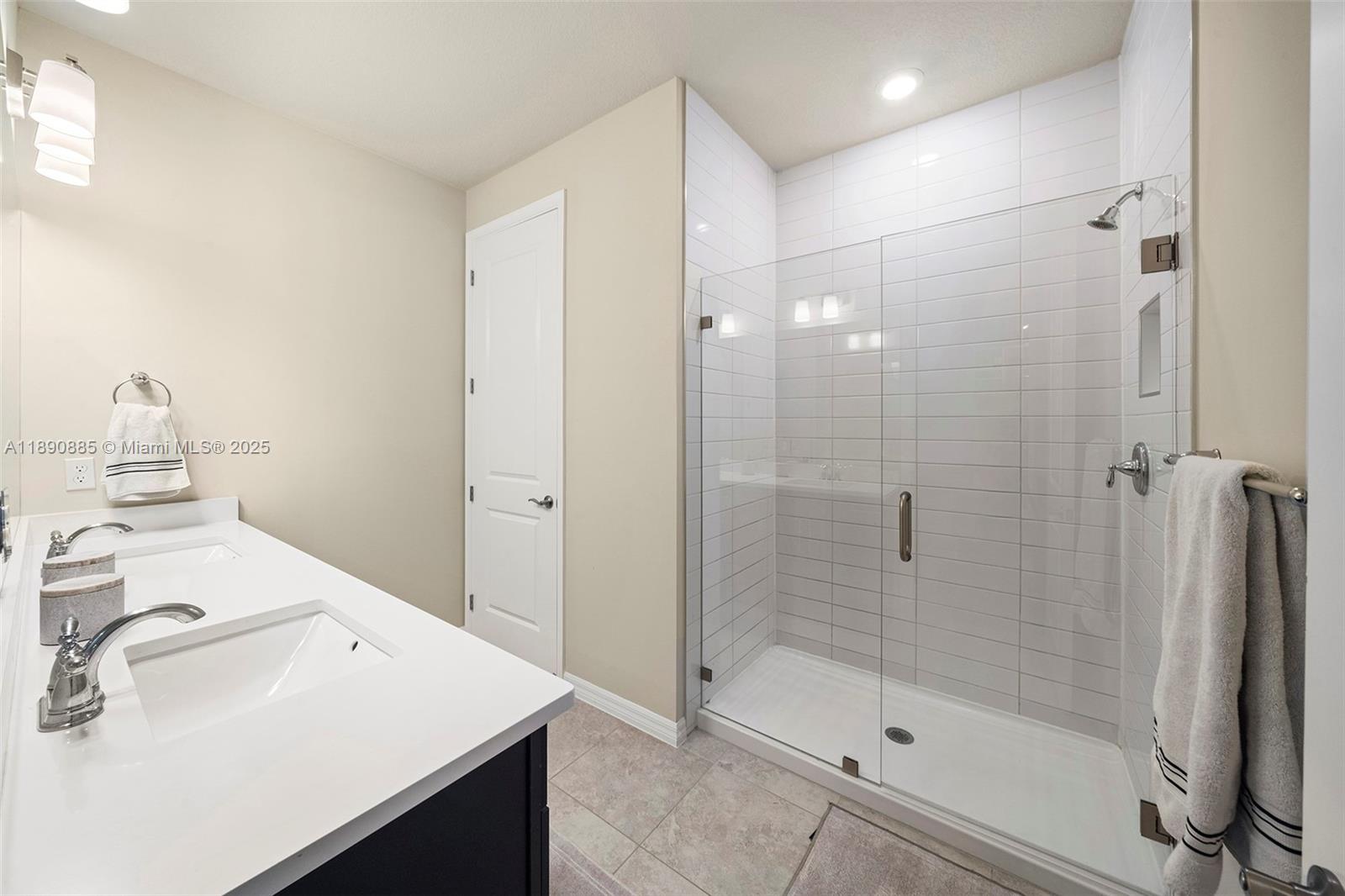 OAK TREE PROPERTY REDEVEL - Residential Lease
