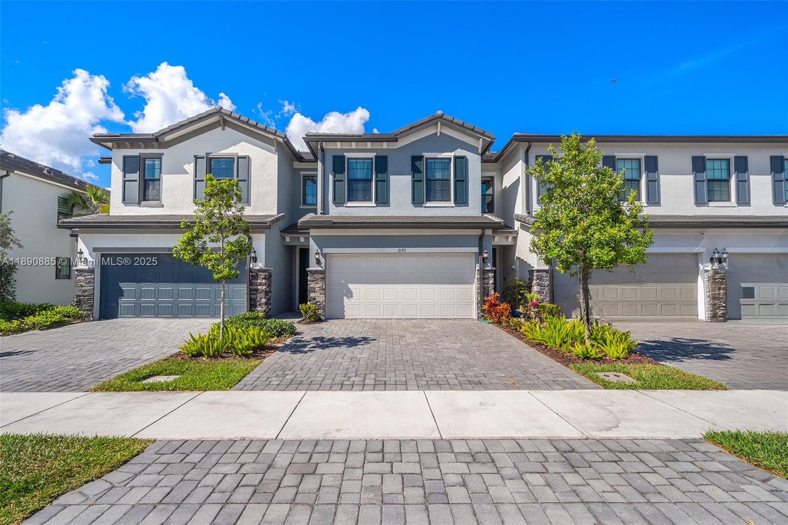 OAK TREE PROPERTY REDEVEL - Residential Lease