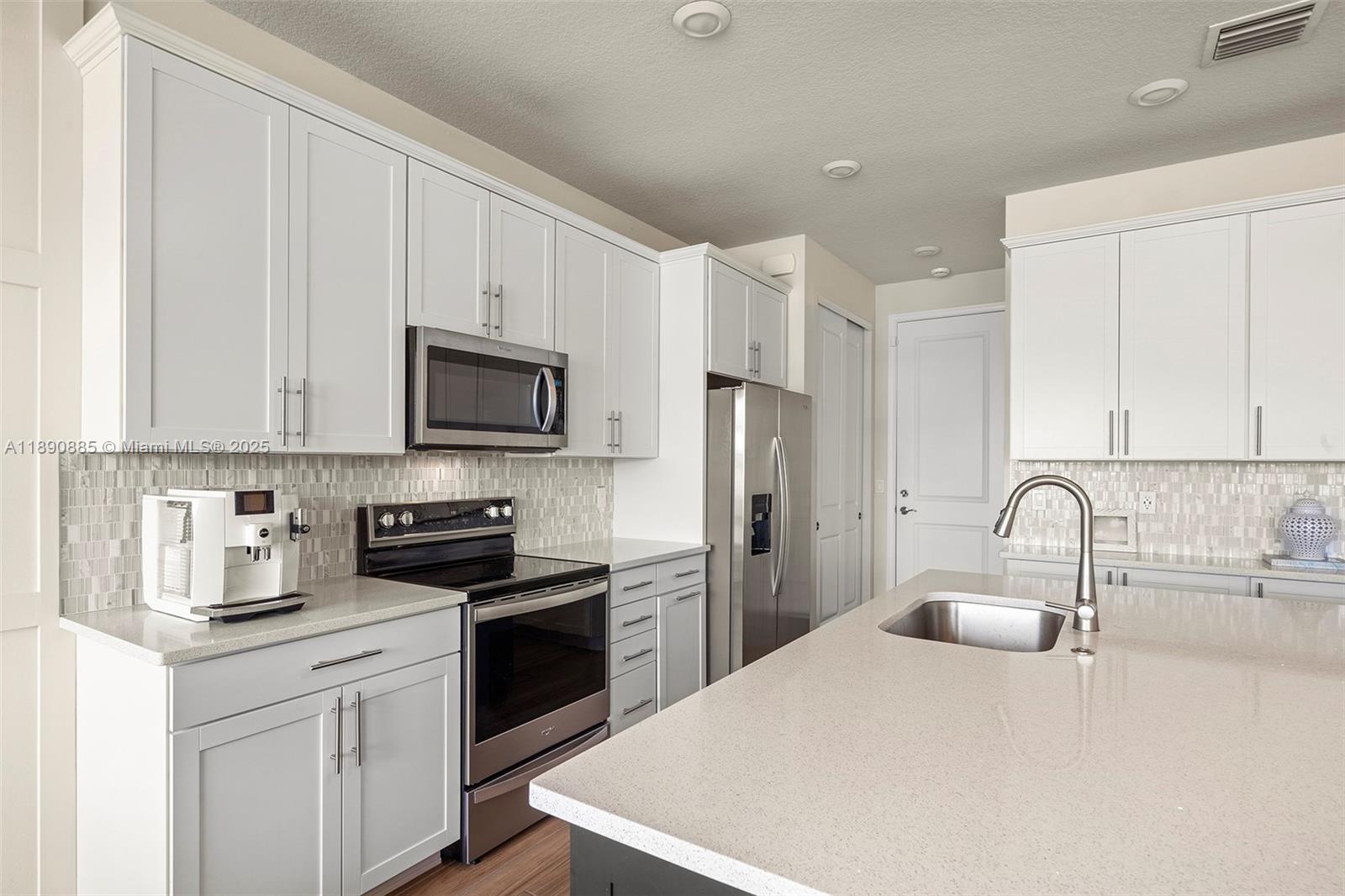 OAK TREE PROPERTY REDEVEL - Residential Lease