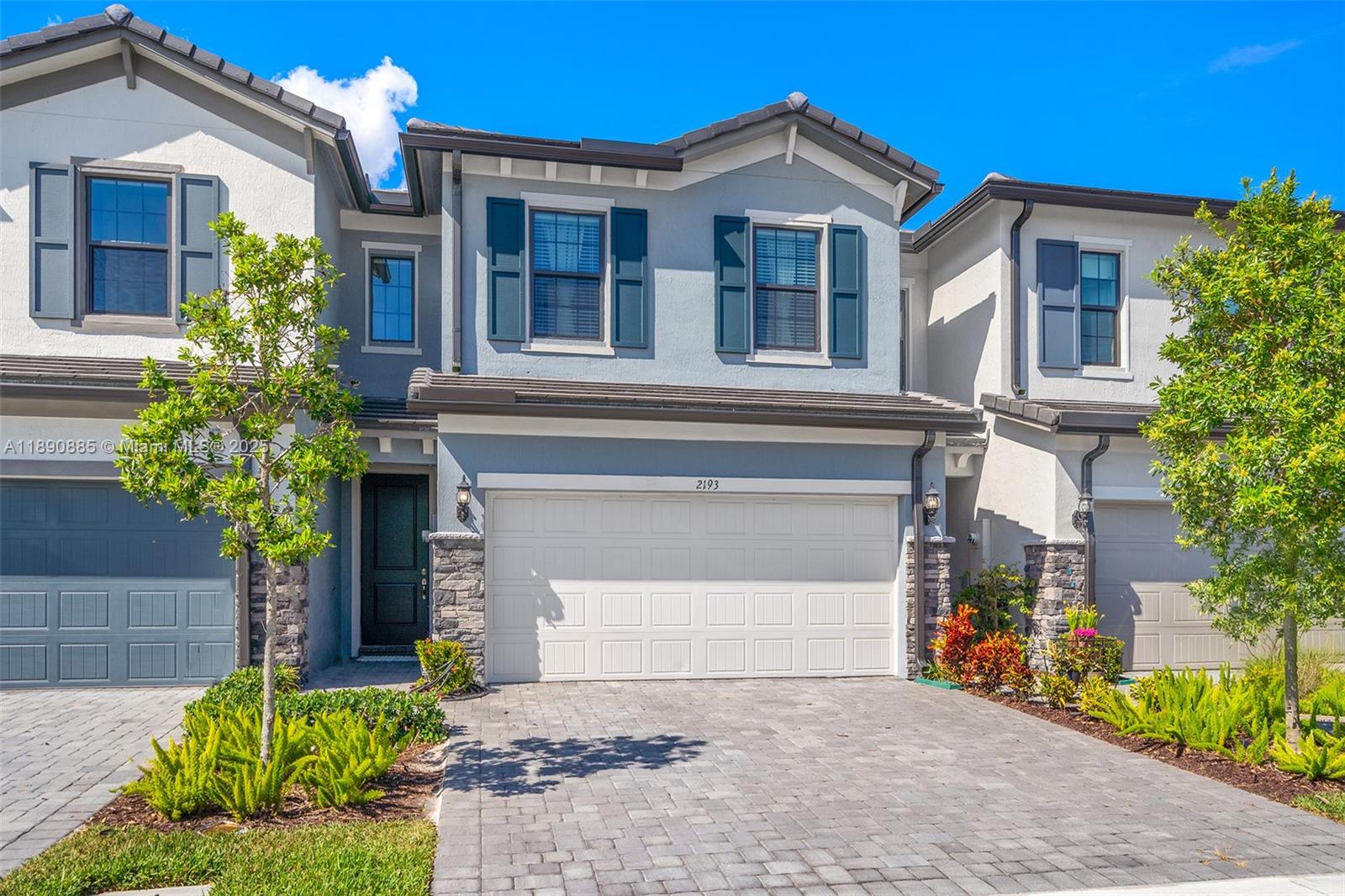 OAK TREE PROPERTY REDEVEL - Residential Lease